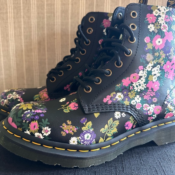 1460 Pascal Dr Marten Boots, Brand New size 8US, 39EU - Picture 6 of 15